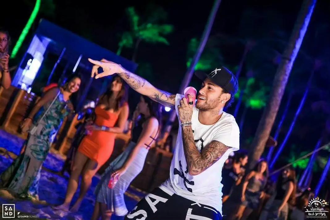 破防了！张本智和比手势，现场球迷给港队加油，日本队压力大（张本智和做手势引爆全场，球迷齐为港队助威，日本队压力陡增）