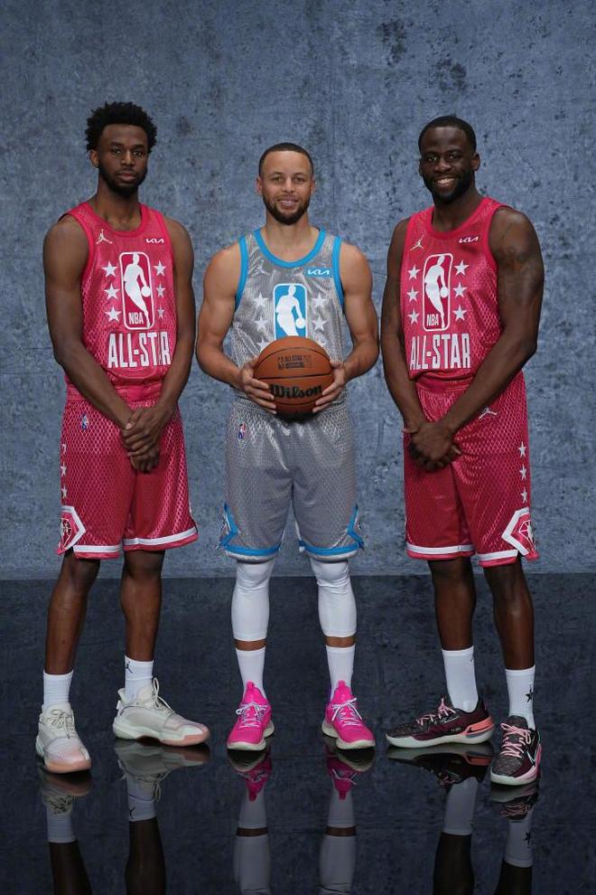 “苏超”冠军的排面，泰州市委书记和市长更衣室祝贺泰州夺冠（泰州问鼎苏超，市委书记、市长走进更衣室致贺）