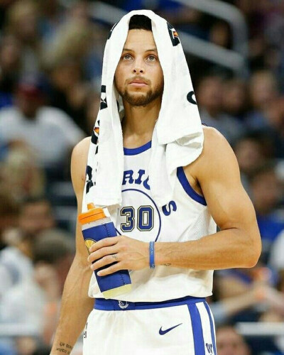 尤文全队和球迷一起出现在登机口，斯帕莱蒂和球迷们友好互动（尤文全队与球迷同现登机口，斯帕莱蒂现场亲切互动）