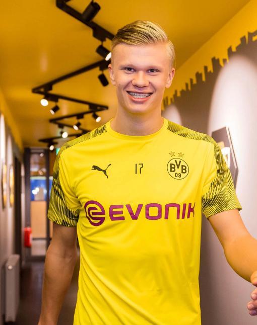 C罗在沙特联赛首秀中上演绝杀，以一记精彩倒钩射门击败对手，助力利雅得胜利领跑积分榜。