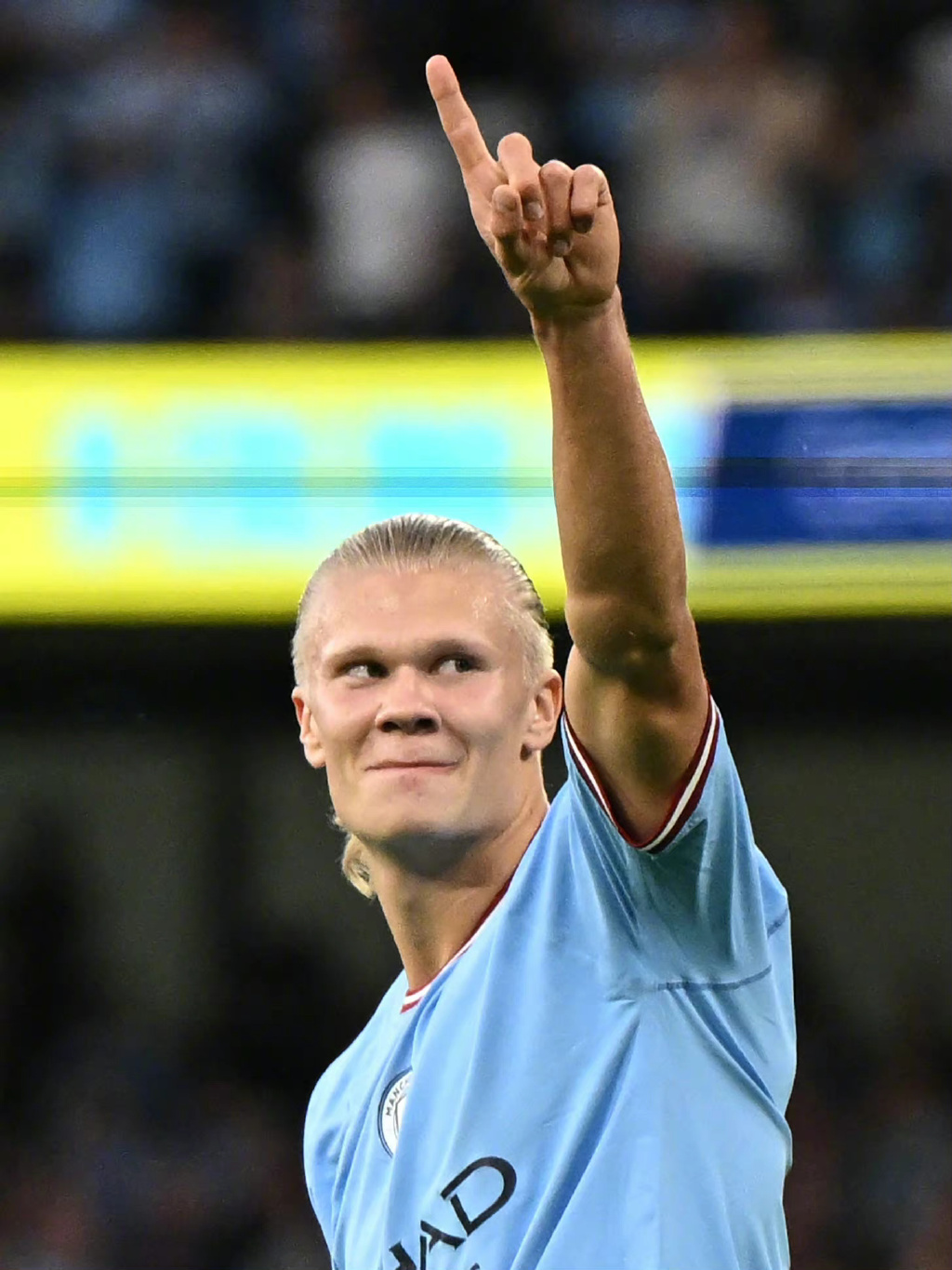 足球曝巴黎双星关系紧张，更衣室氛围引担忧（巴黎两巨星被指不和，更衣室氛围引发担忧）